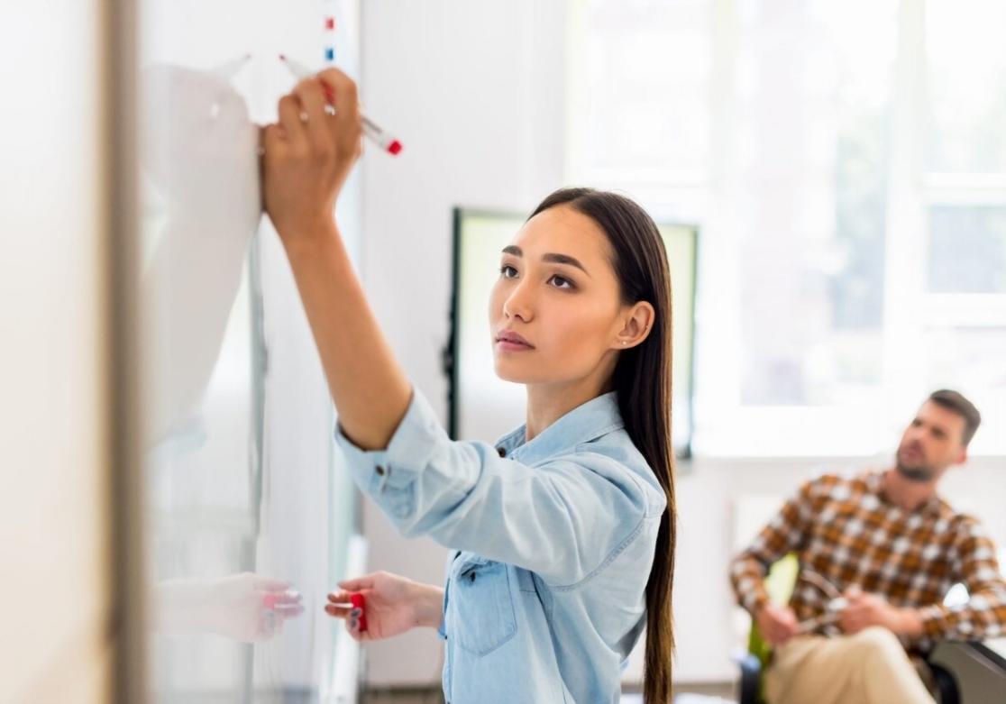 Студенти працюють над проєктами з контекстної реклами